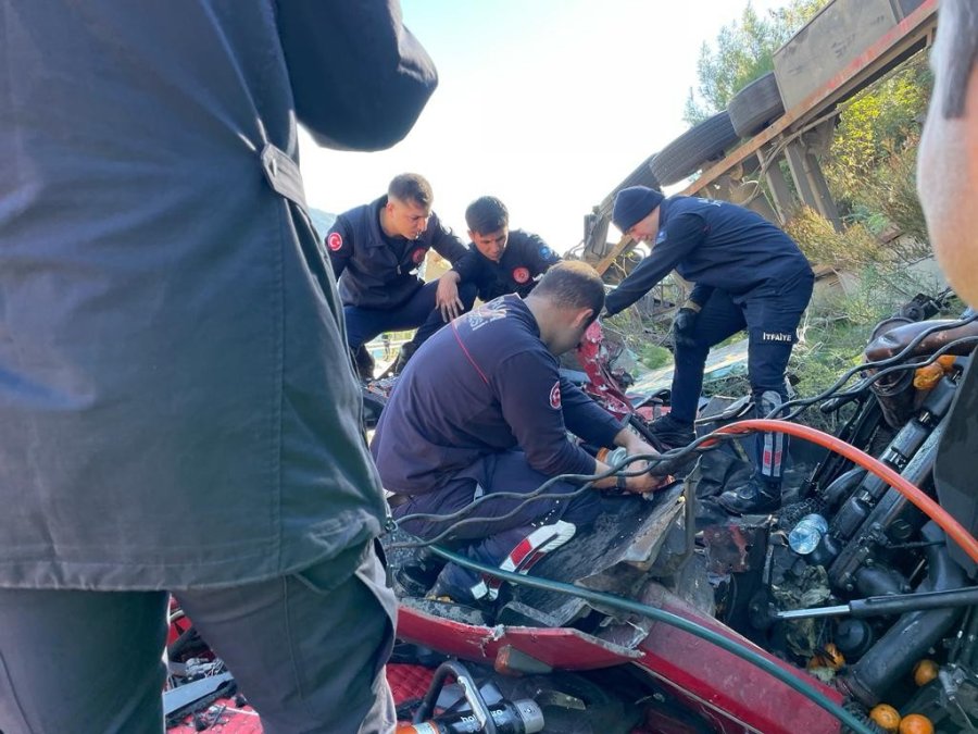 Gazipaşa’da Virajı Alamayan Meyve Yüklü Tır Alt Yola Uçtu: 1 Ölü