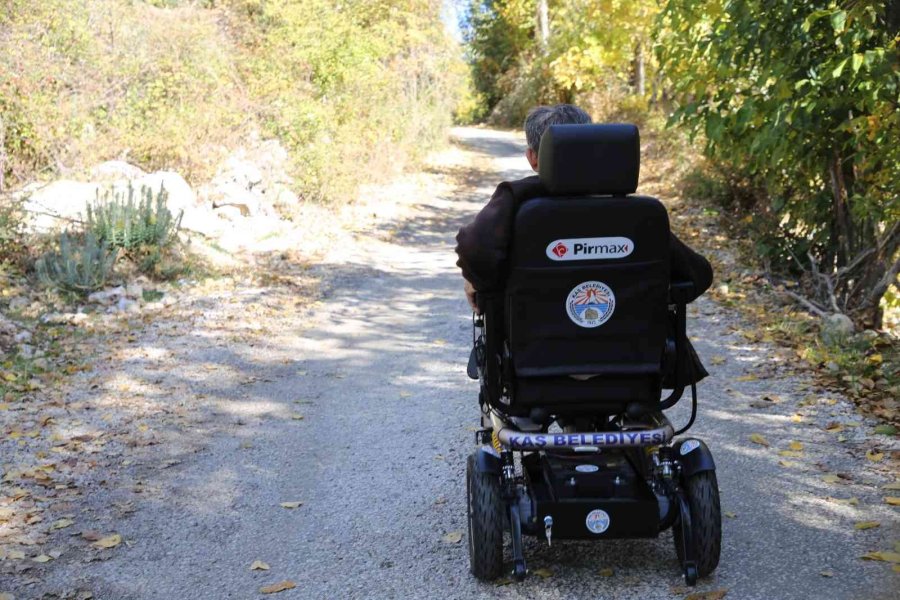 Kaş Belediyesinden Engelli Vatandaşa Akülü Tekerlekli Sandalye Desteği