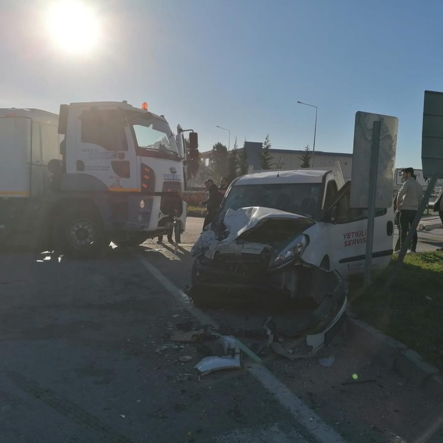 Gazipaşa’da Belediyeye Ait Süpürge Kamyonu İle Kamyonet Çarpıştı: 3 Yaralı