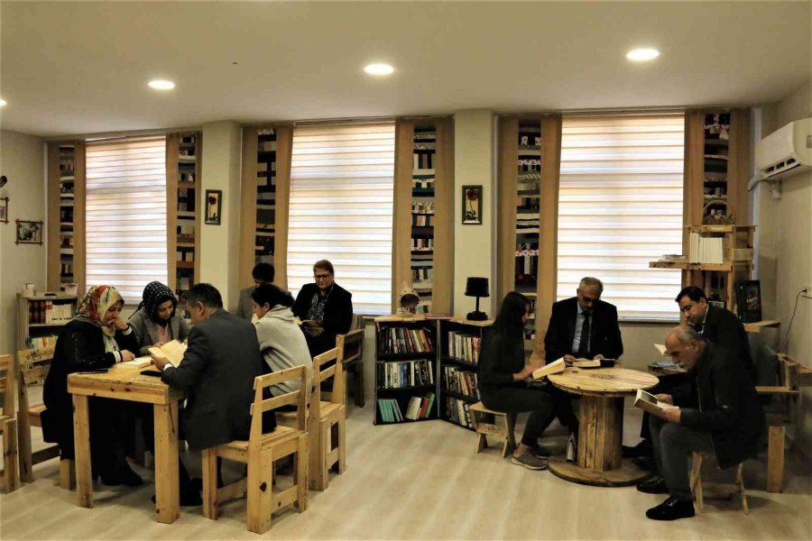 Doğadan Topladıkları Atık Malzemelerle Geri Dönüşüm Kütüphanesi Oluşturdular