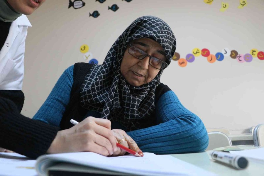 Kaza Geçiren Kocasını Hastanede Bulamadı, 73 Yaşında Okuma-yazma Öğrendi