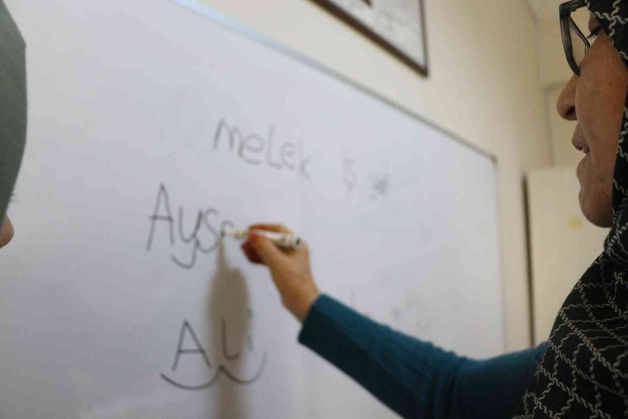 Kaza Geçiren Kocasını Hastanede Bulamadı, 73 Yaşında Okuma-yazma Öğrendi