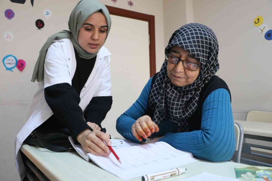 Kaza Geçiren Kocasını Hastanede Bulamadı, 73 Yaşında Okuma-yazma Öğrendi