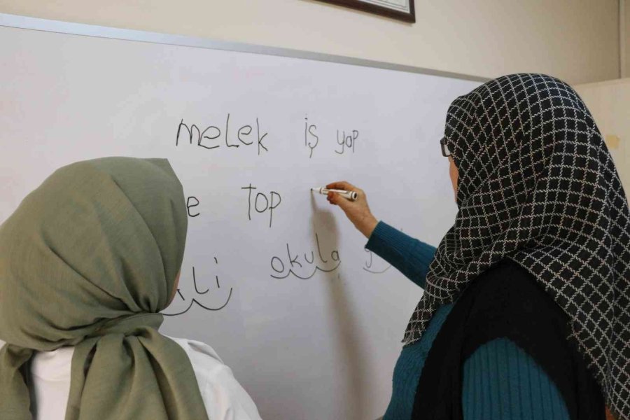 Kaza Geçiren Kocasını Hastanede Bulamadı, 73 Yaşında Okuma-yazma Öğrendi