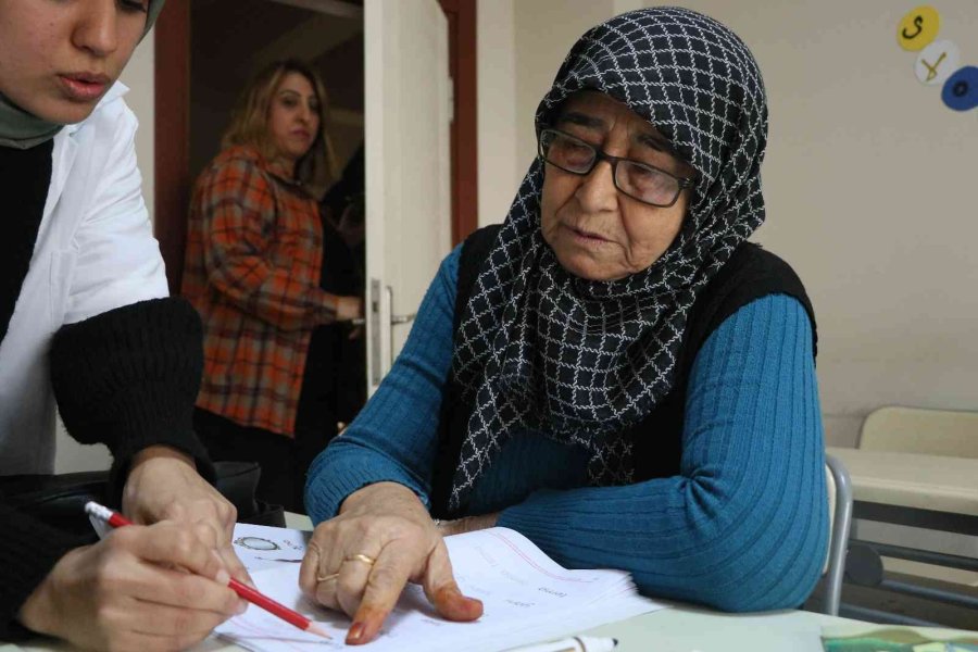 Kaza Geçiren Kocasını Hastanede Bulamadı, 73 Yaşında Okuma-yazma Öğrendi