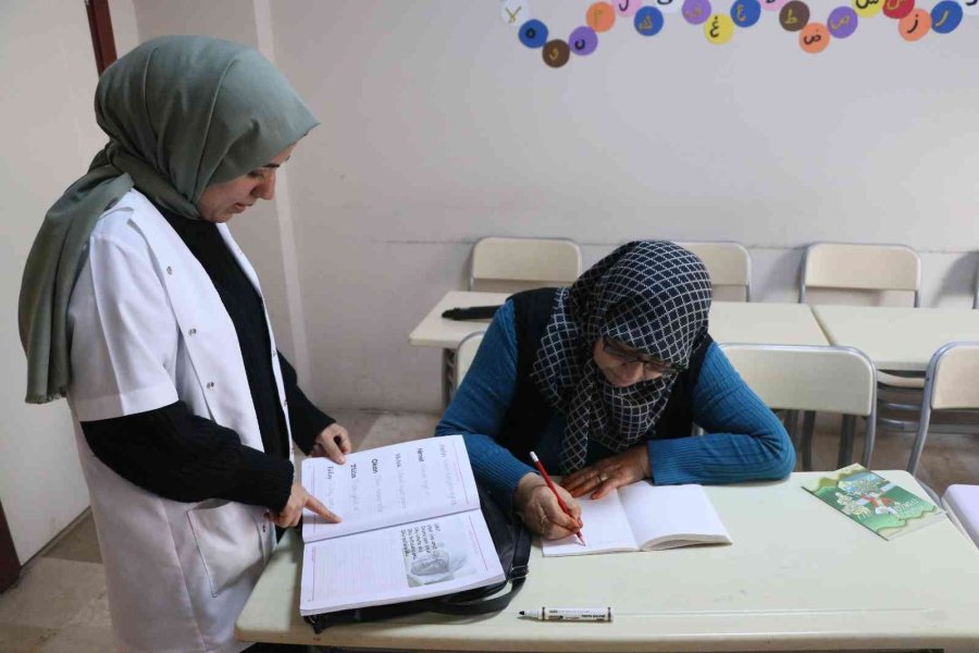 Kaza Geçiren Kocasını Hastanede Bulamadı, 73 Yaşında Okuma-yazma Öğrendi