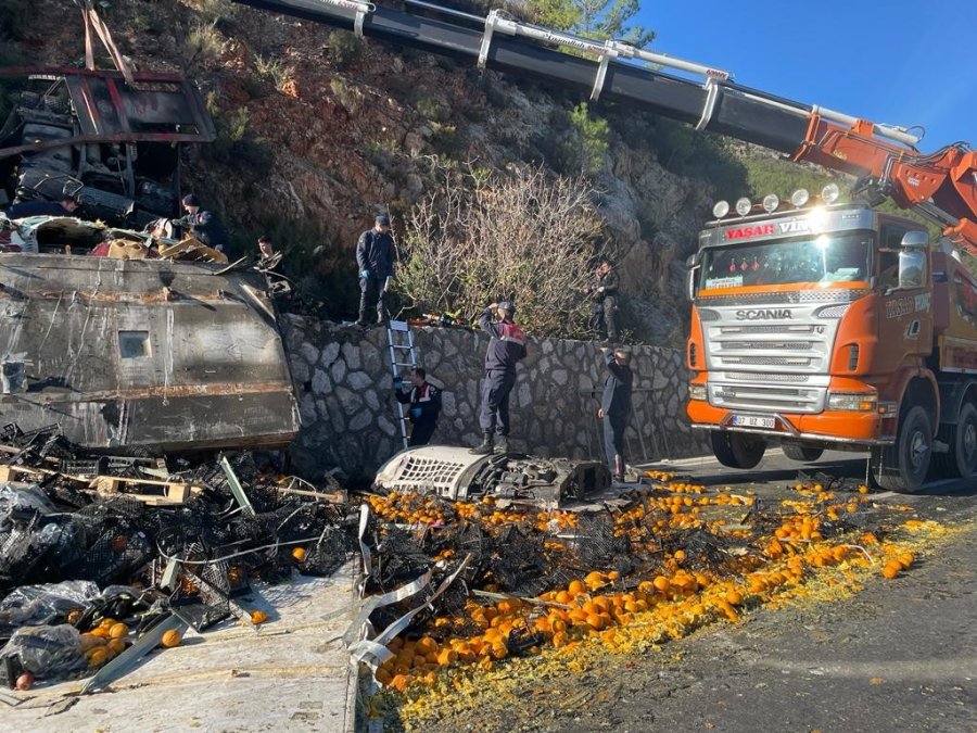 Gazipaşa’da Virajı Alamayan Meyve Yüklü Tır Alt Yola Uçtu: 1 Ölü