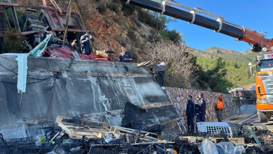 Gazipaşa’da Virajı Alamayan Meyve Yüklü Tır Alt Yola Uçtu: 1 Ölü