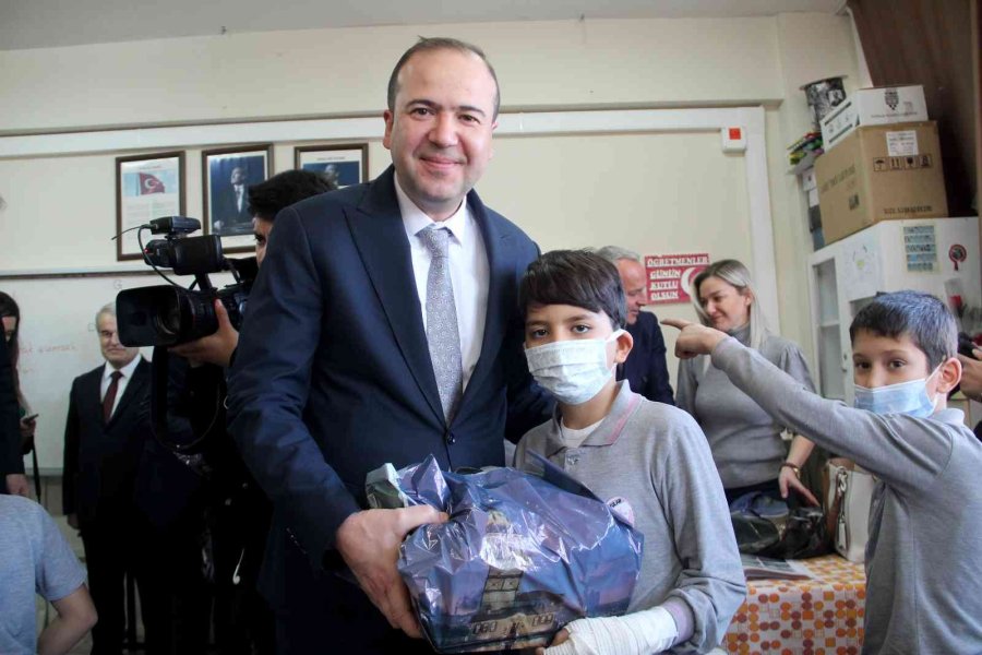 Antalya’da Öğrencilere 1 Yılda 40 Bin Spor Malzemesi Dağıtıldı