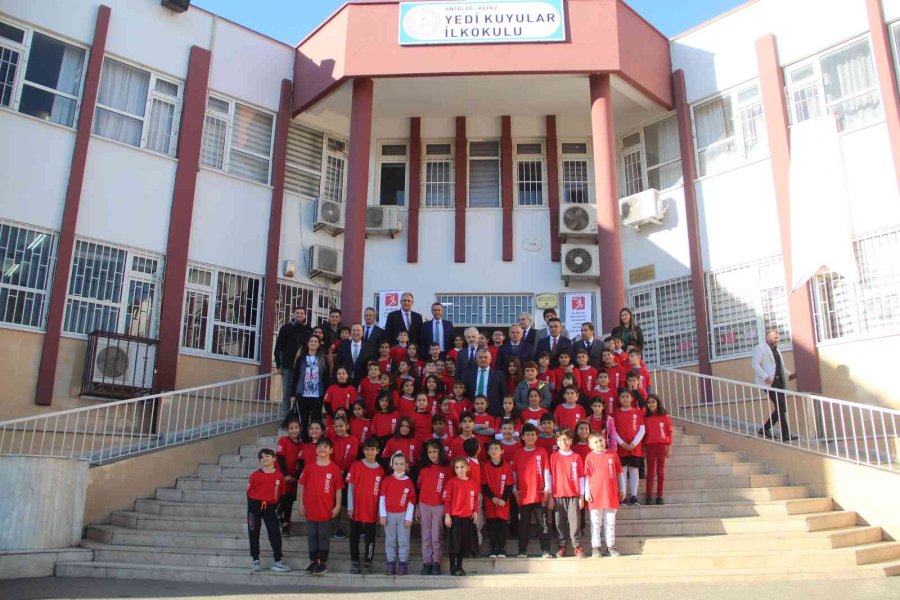 Antalya’da Öğrencilere 1 Yılda 40 Bin Spor Malzemesi Dağıtıldı