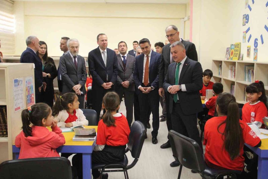 Antalya’da Öğrencilere 1 Yılda 40 Bin Spor Malzemesi Dağıtıldı