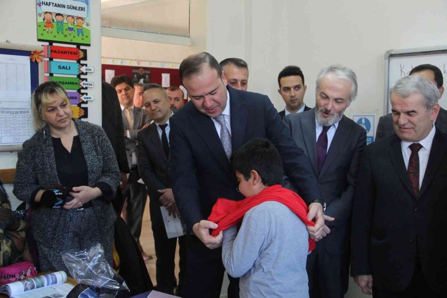 Antalya’da Öğrencilere 1 Yılda 40 Bin Spor Malzemesi Dağıtıldı