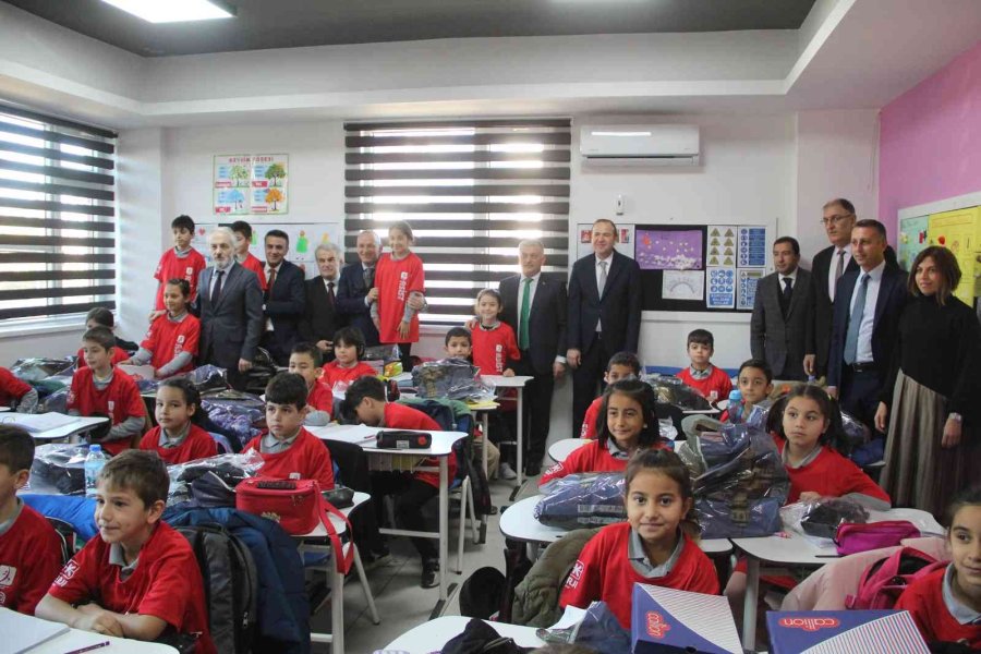 Antalya’da Öğrencilere 1 Yılda 40 Bin Spor Malzemesi Dağıtıldı