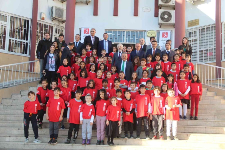Antalya’da Öğrencilere 1 Yılda 40 Bin Spor Malzemesi Dağıtıldı