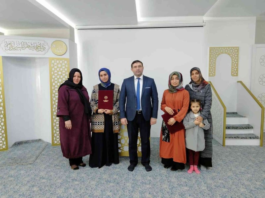Hafızlık Eğitimini Tamamlayan 6 Öğrenciye Belgeleri Verildi