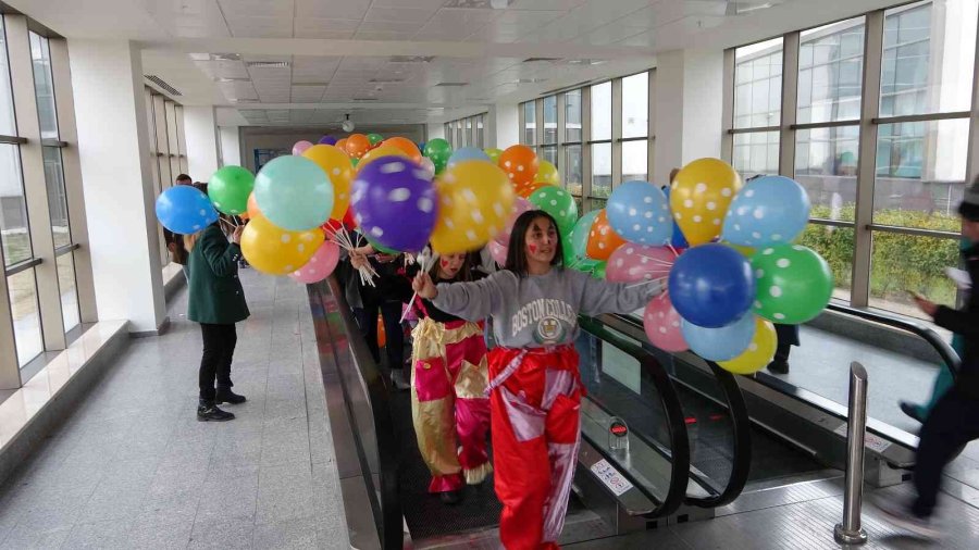 Stajyer Öğrenciler Hastanede Neşe Saçtı