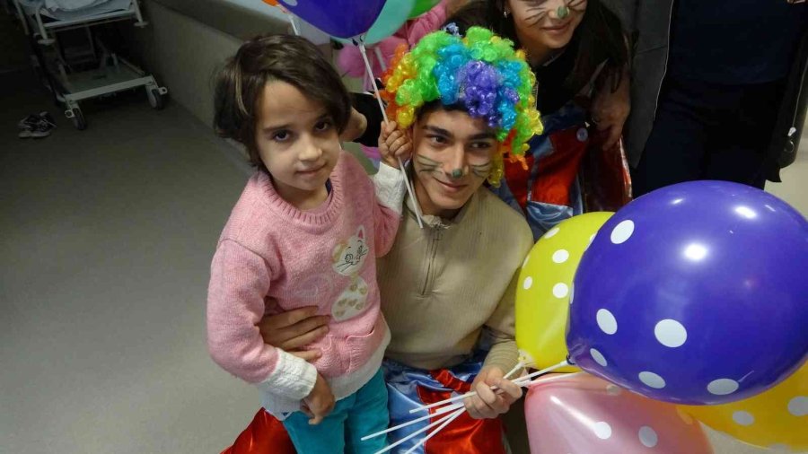 Stajyer Öğrenciler Hastanede Neşe Saçtı