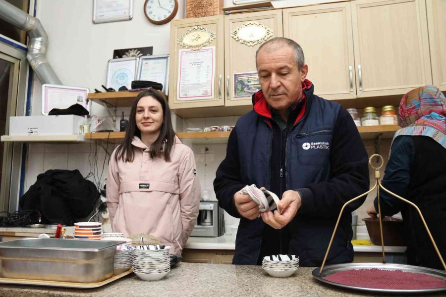 Anne Demliyor Baba Kız Günde 700 Bardak Çay Dağıtıyor