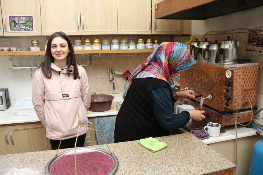 Anne Demliyor Baba Kız Günde 700 Bardak Çay Dağıtıyor