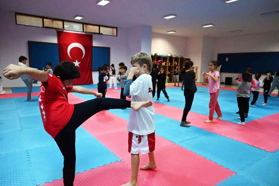 Düğün Salonu Gençler İçin Spor Salonuna Dönüştürüldü
