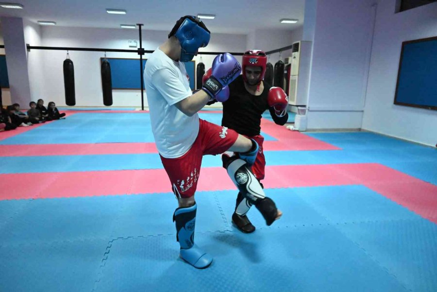 Düğün Salonu Gençler İçin Spor Salonuna Dönüştürüldü