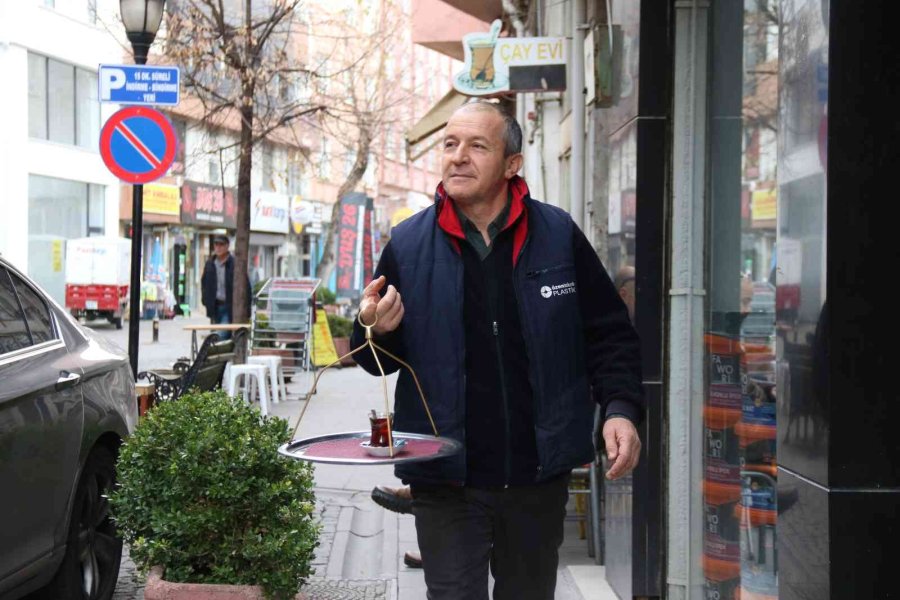 Anne Demliyor Baba Kız Günde 700 Bardak Çay Dağıtıyor