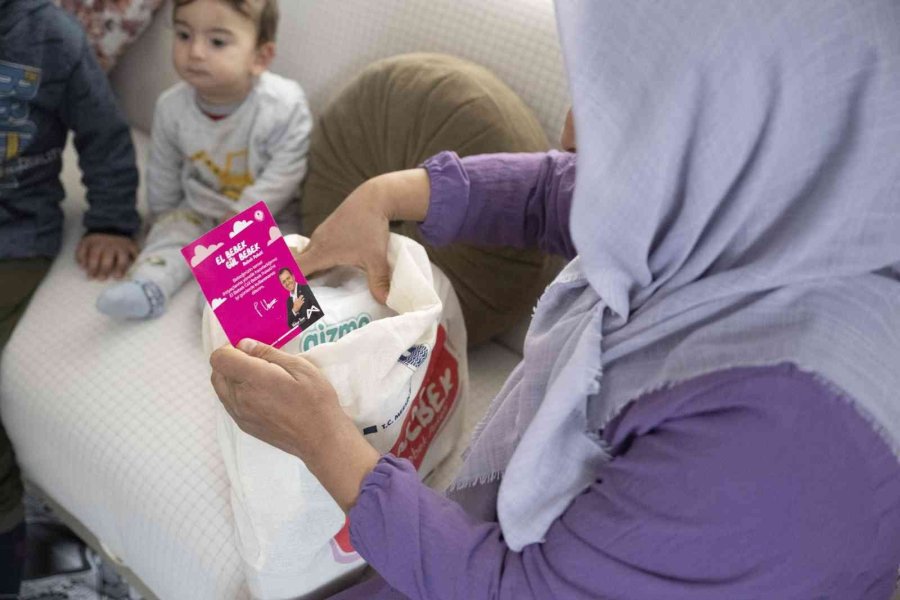 Mersin’de 30 Bin Aileye ’el Bebek Gül Bebek’ Paketi Ulaştı