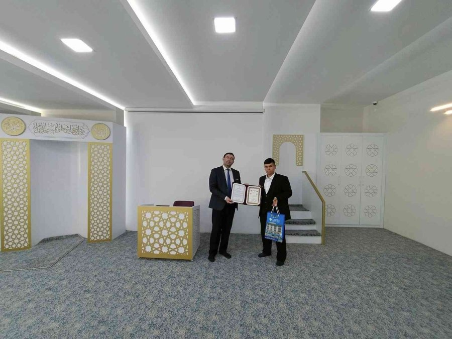 Hafızlık Eğitimini Tamamlayan 6 Öğrenciye Belgeleri Verildi