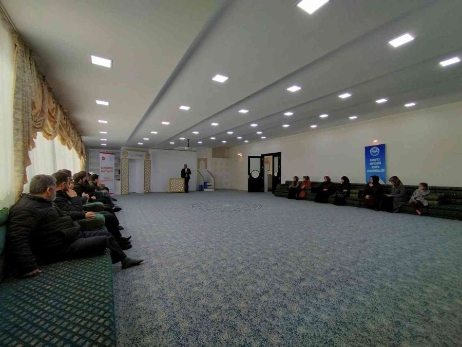 Hafızlık Eğitimini Tamamlayan 6 Öğrenciye Belgeleri Verildi