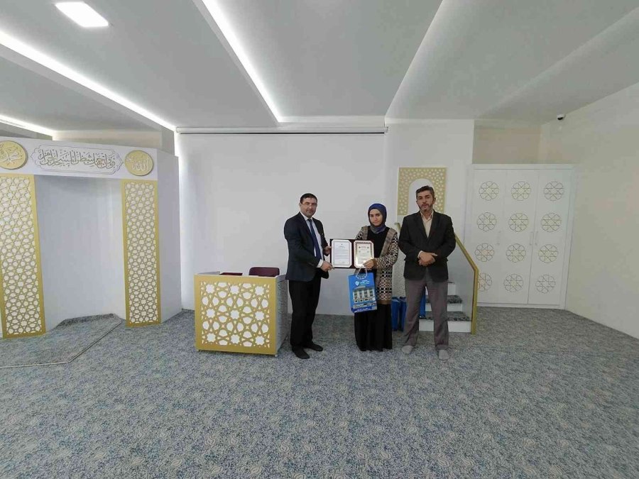 Hafızlık Eğitimini Tamamlayan 6 Öğrenciye Belgeleri Verildi