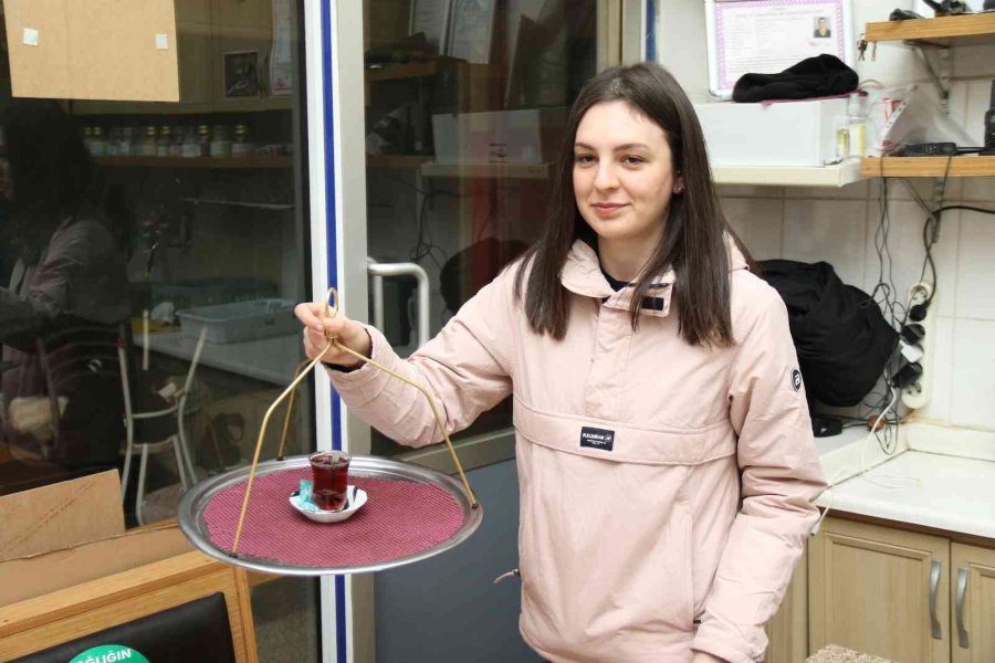 Anne Demliyor Baba Kız Günde 700 Bardak Çay Dağıtıyor