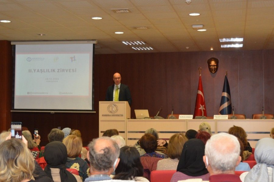 Tazelenme Üniversitesi 2. Yaşlılık Zirvesi’nde Bir Araya Geldi