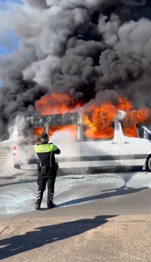 Antalya’da Servis Minibüsü Alevlere Teslim Oldu