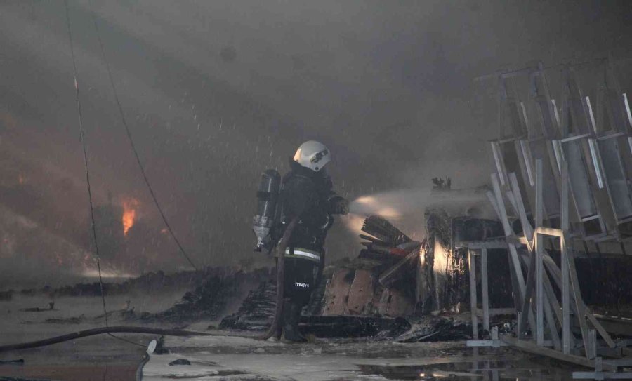 Antalya’da Paketleme Tesisinde Yangın Paniği