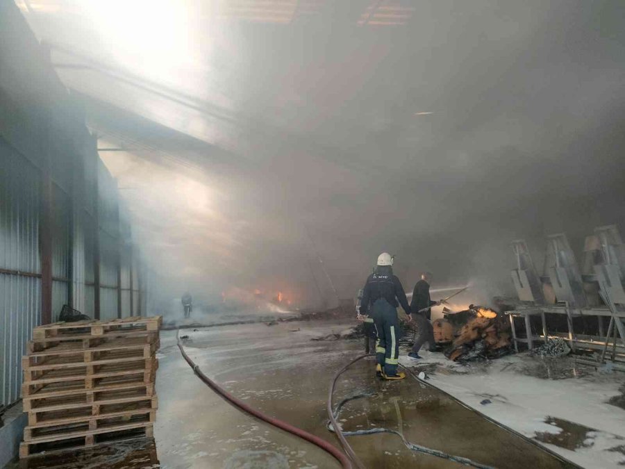 Antalya’da Paketleme Tesisinde Yangın Paniği