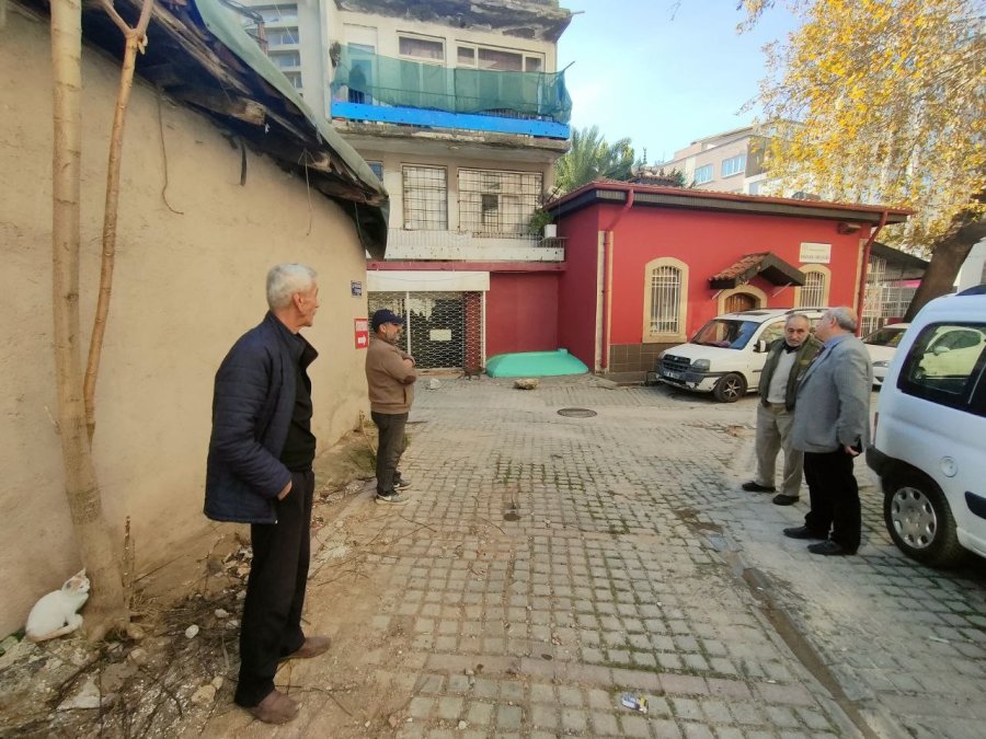 Şehrin Ortasında, Binaların Arasında Kalan Gizemli Yatır