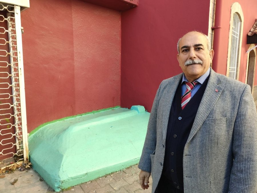 Şehrin Ortasında, Binaların Arasında Kalan Gizemli Yatır