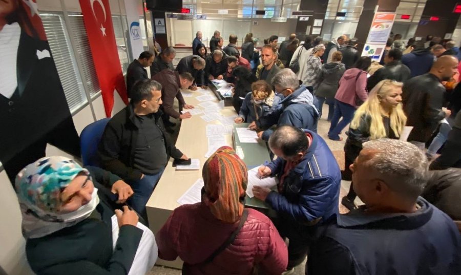 Cumhurbaşkanı Erdoğan’ın Müjdesinin Ardından Vatandaşlar Gözlerini Sgk Önünde Açtı