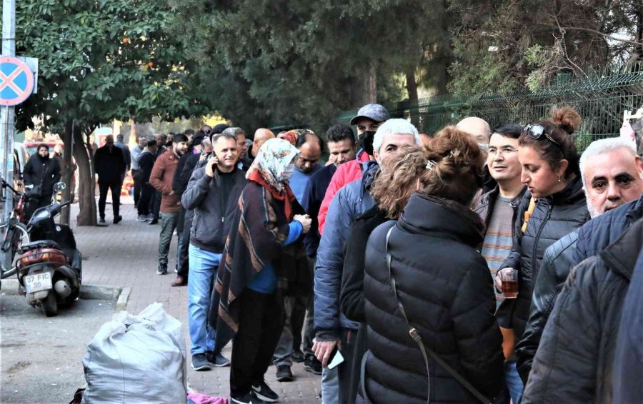 Cumhurbaşkanı Erdoğan’ın Müjdesinin Ardından Vatandaşlar Gözlerini Sgk Önünde Açtı