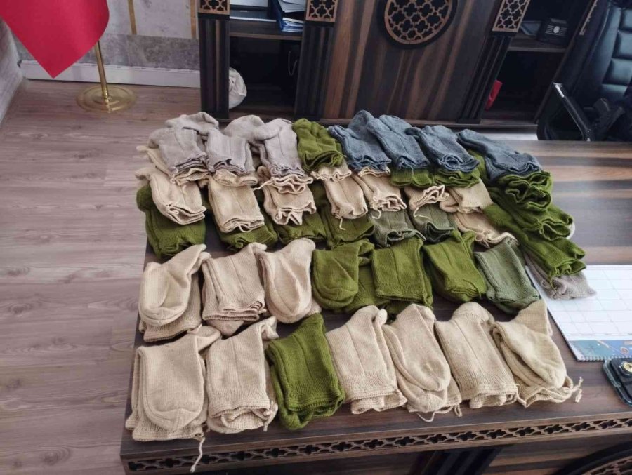 Kezban Teyze Mehmetçik Üşümesin Diye 50 Çift Çorap Ördü
