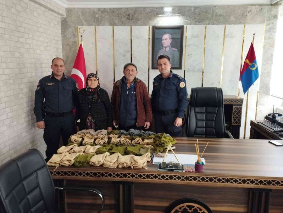 Kezban Teyze Mehmetçik Üşümesin Diye 50 Çift Çorap Ördü