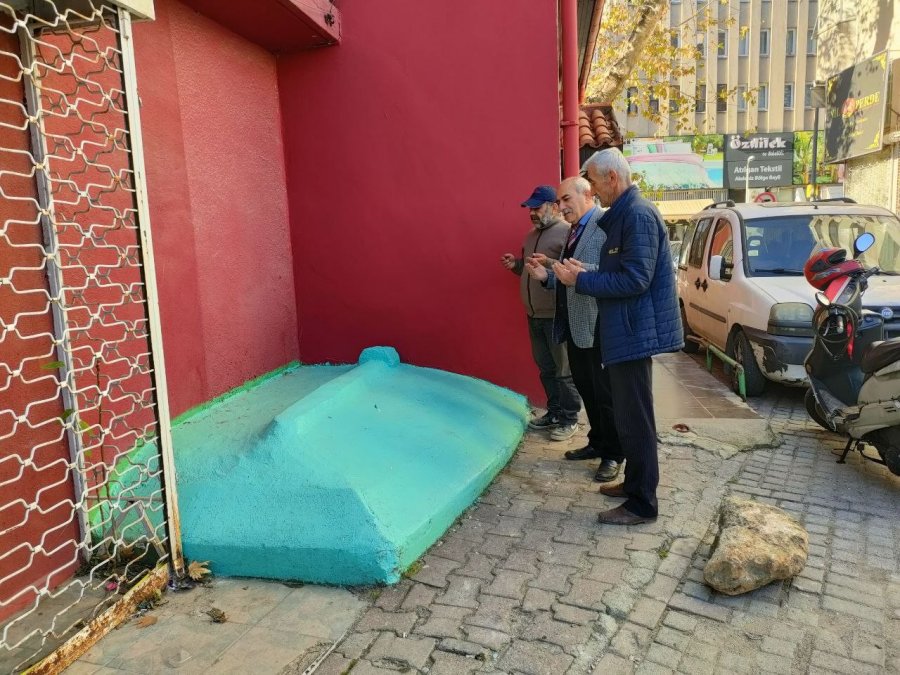 Şehrin Ortasında, Binaların Arasında Kalan Gizemli Yatır