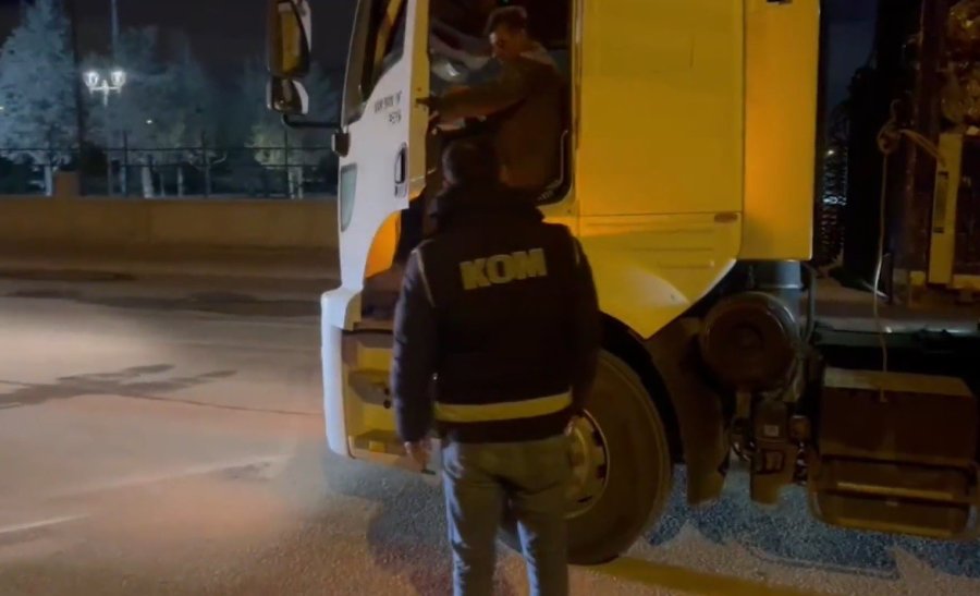 Baba Ve Oğlu Geri Dönüşüm Süsü Verdiği Tırda Kaçakçılık Yaparken Yakalandı
