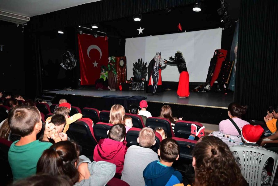 Savaş Mağduru Ukraynalı Çocuklara Tiyatro Gösterisi