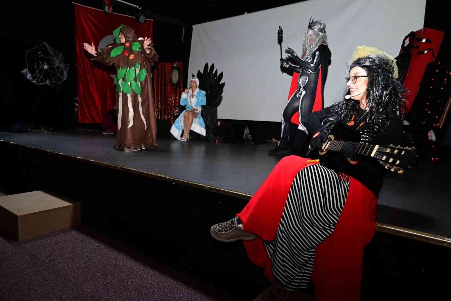 Savaş Mağduru Ukraynalı Çocuklara Tiyatro Gösterisi