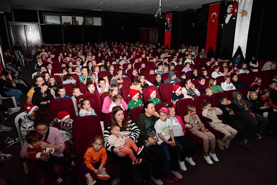 Savaş Mağduru Ukraynalı Çocuklara Tiyatro Gösterisi