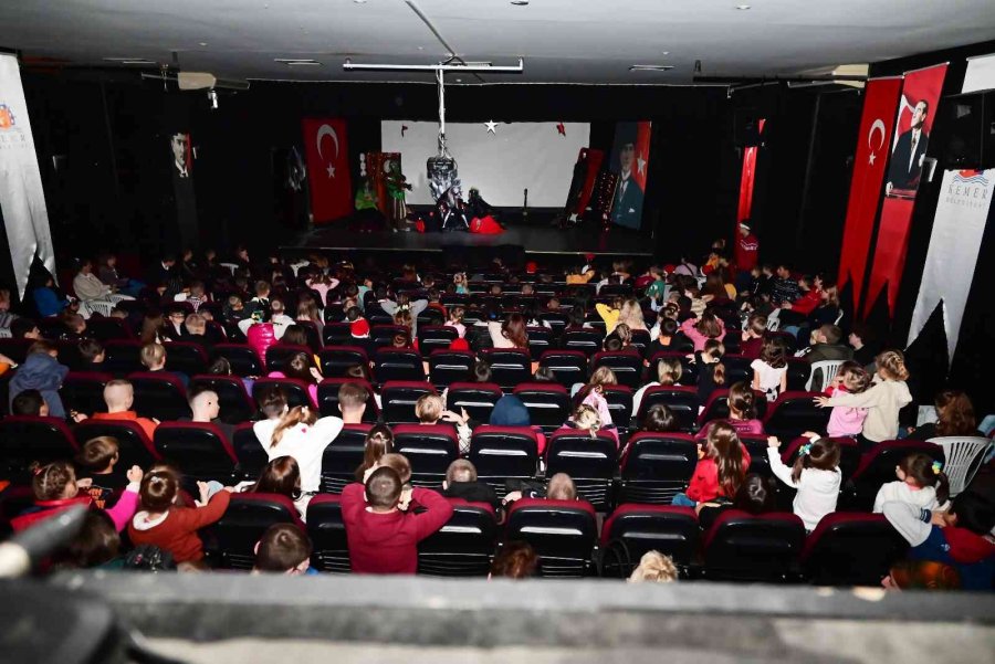 Savaş Mağduru Ukraynalı Çocuklara Tiyatro Gösterisi