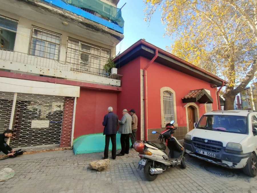 Şehrin Ortasında, Binaların Arasında Kalan Gizemli Yatır