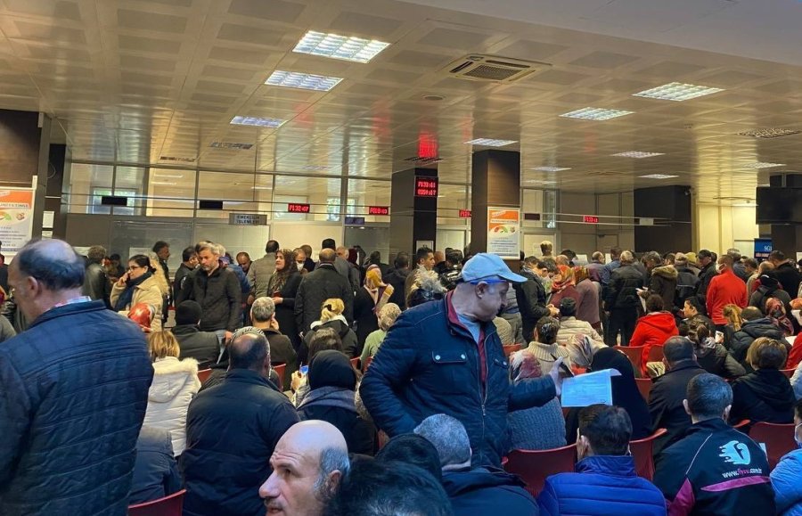 Cumhurbaşkanı Erdoğan’ın Müjdesinin Ardından Vatandaşlar Gözlerini Sgk Önünde Açtı