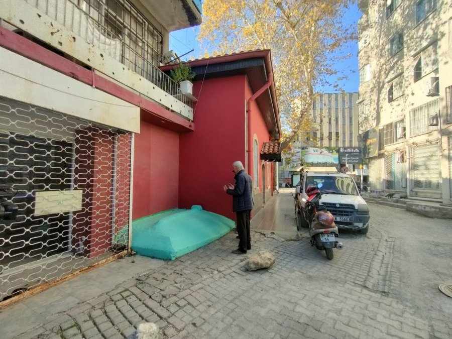 Şehrin Ortasında, Binaların Arasında Kalan Gizemli Yatır